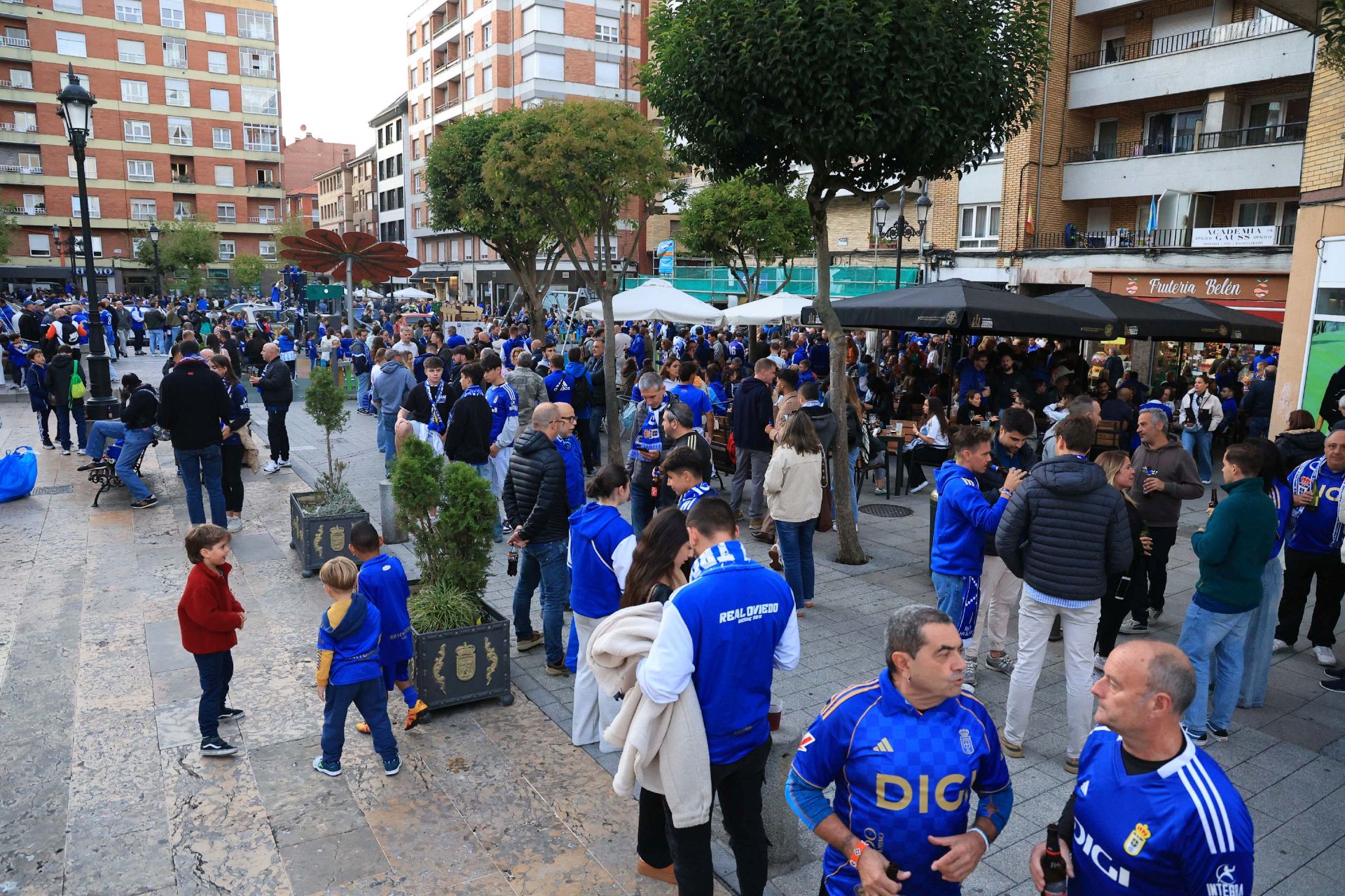 La afición llena Oviedo: ambientazo previo para el Real Oviedo - Barcelona