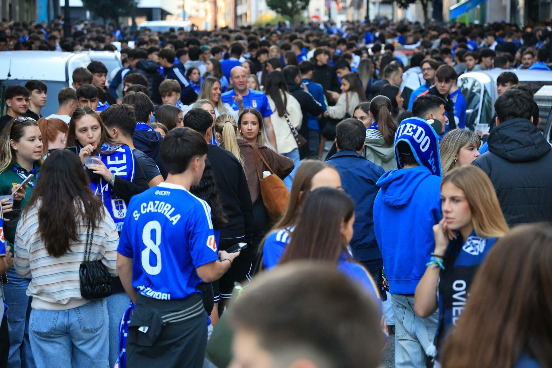 La afición llena Oviedo: ambientazo previo para el Real Oviedo - Barcelona
