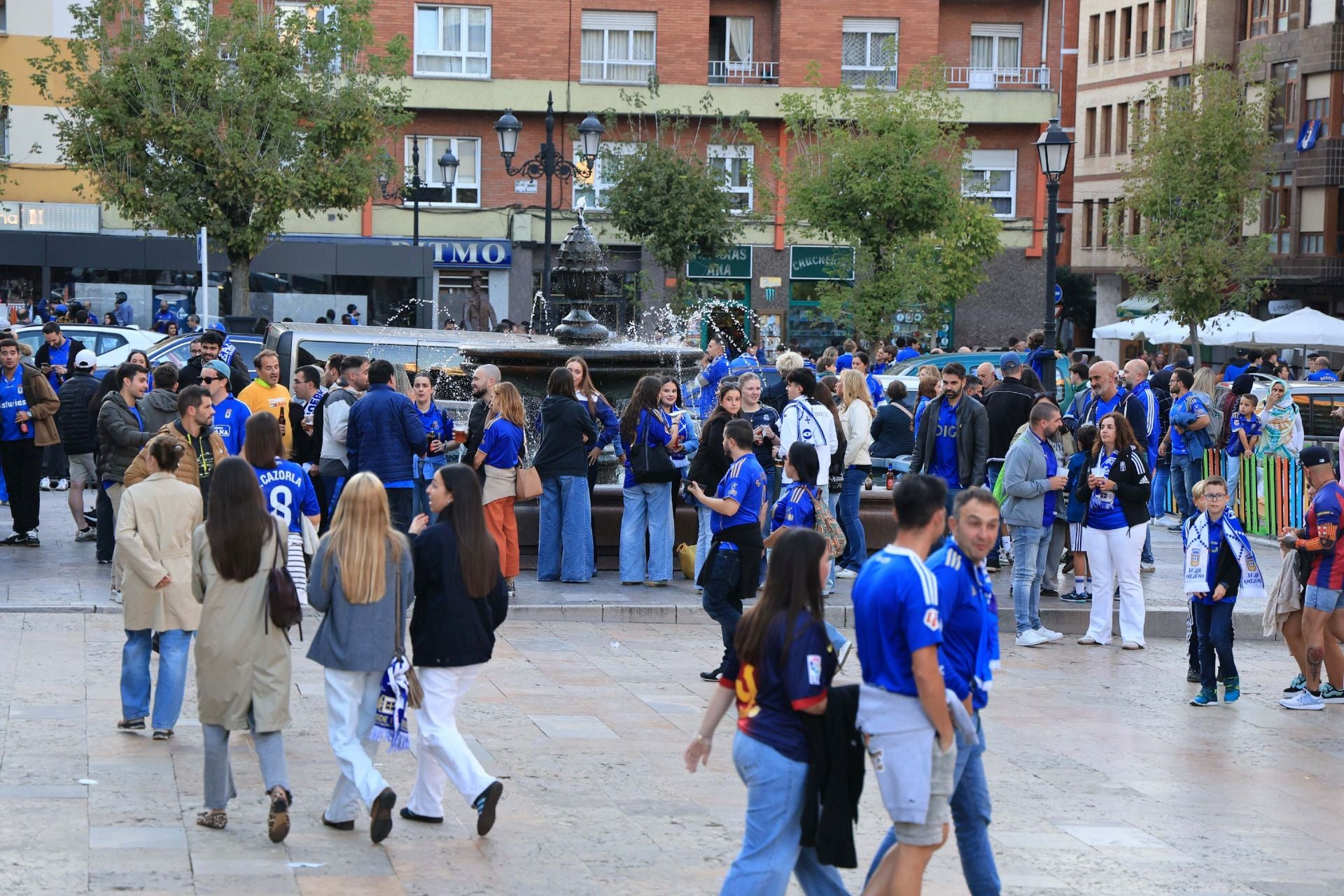 La afición llena Oviedo: ambientazo previo para el Real Oviedo - Barcelona