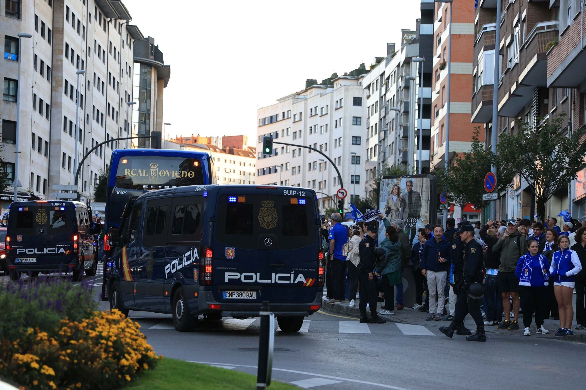 La afición llena Oviedo: ambientazo previo para el Real Oviedo - Barcelona