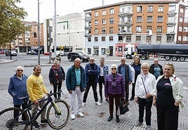 Los vecinos de La Calzada posan para EL COMERCIO en Cuatro Caminos. Al fondo, uno de los miles que pasan a diario.