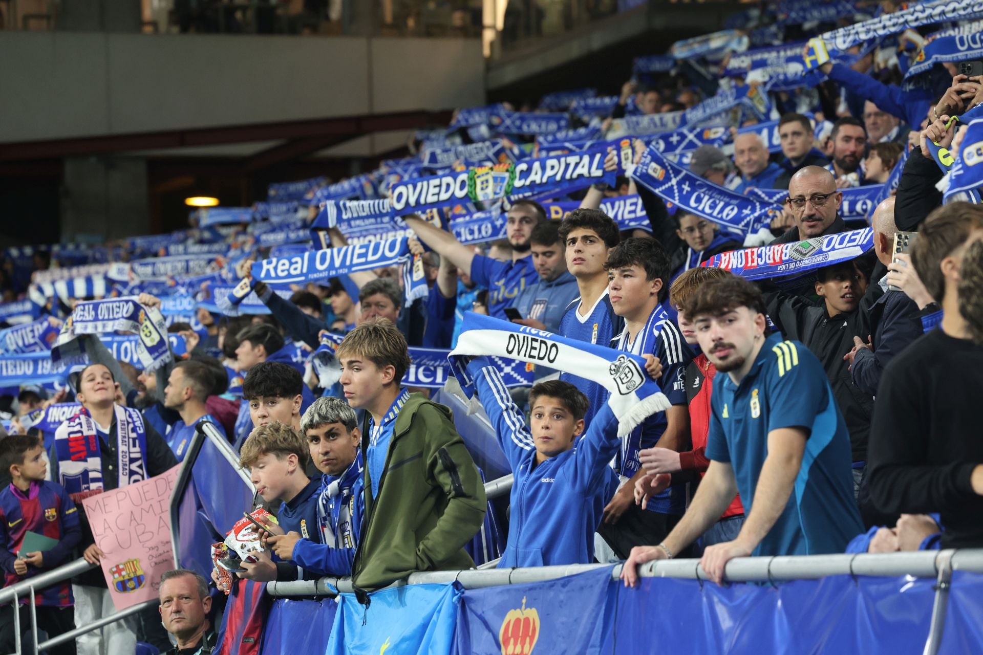 ¿Estuviste en el Real Oviedo - Barcelona? ¡Búscate en las imágenes!