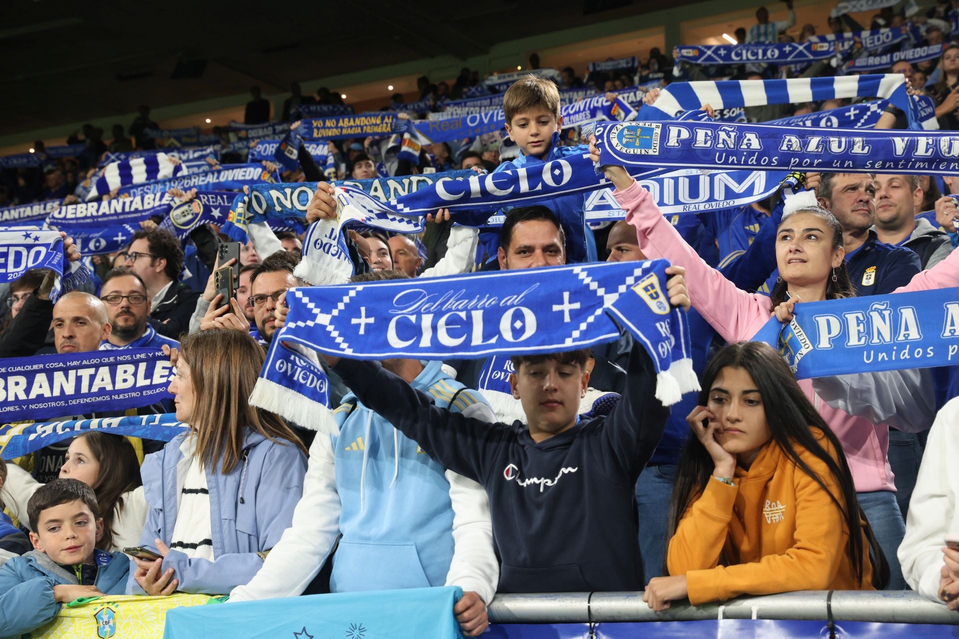 ¿Estuviste en el Real Oviedo - Barcelona? ¡Búscate en las imágenes!