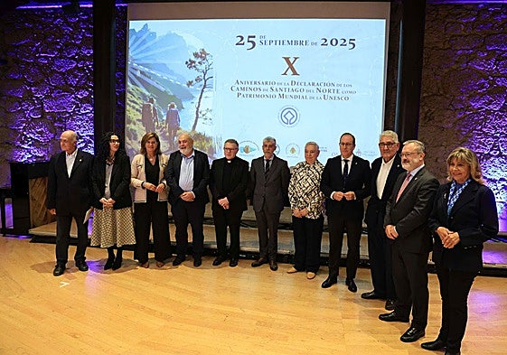 utoridades con la homenajeada Pepa Sanz, junto a Mario Arias, ayer, en el Auditorio.