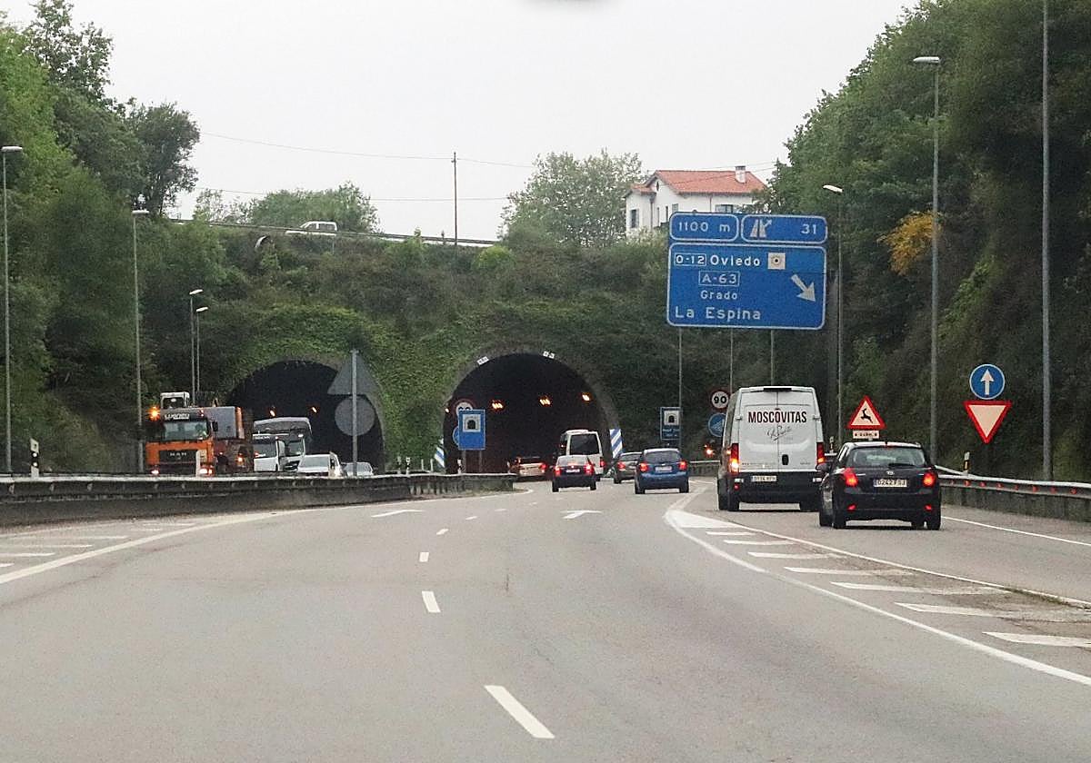 Ronda exterior de Oviedo: es uno de los tramos más congestionados. Se pide ampliar su capacidad prolongando los carriles de incorporación y salida y reordenando sus enlaces «de geometrías inadecuadas».