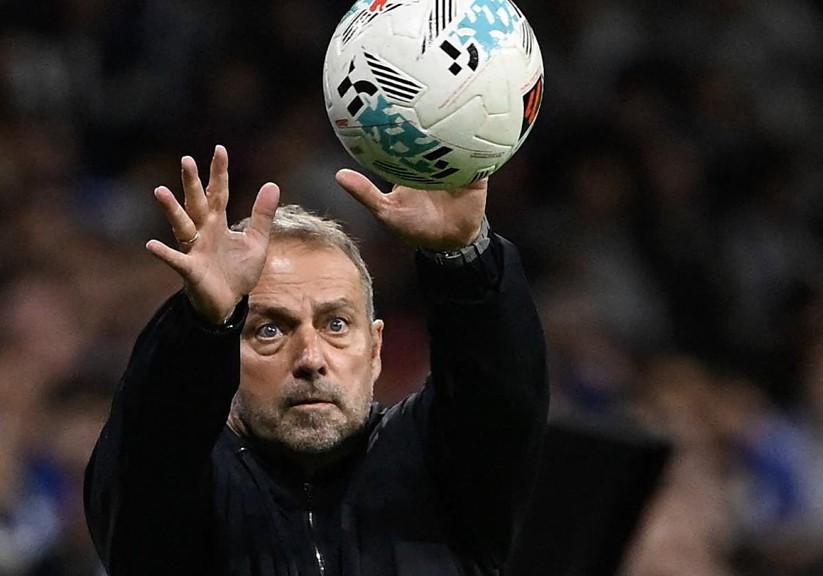 Flick para un balón durante el partido.