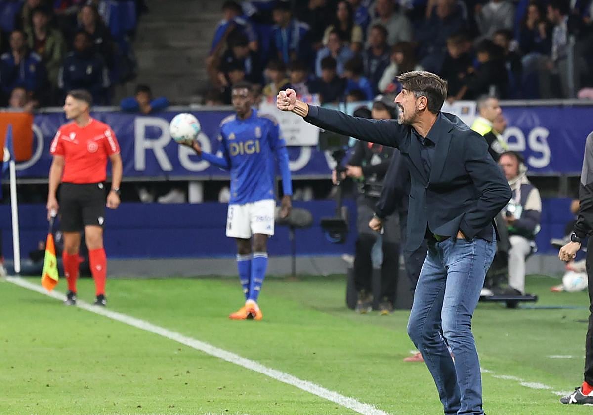 Paunovic da indicaciones a sus jugadores.