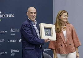 Armando Barrio, con su premio, junto a Paula Díaz-Caneja.
