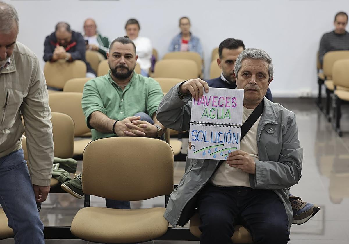 Vecinos de San Adriano y de Naveces acudieron a la sesión plenaria de Castrillón para reclamar soluciones a los problemas con el agua.