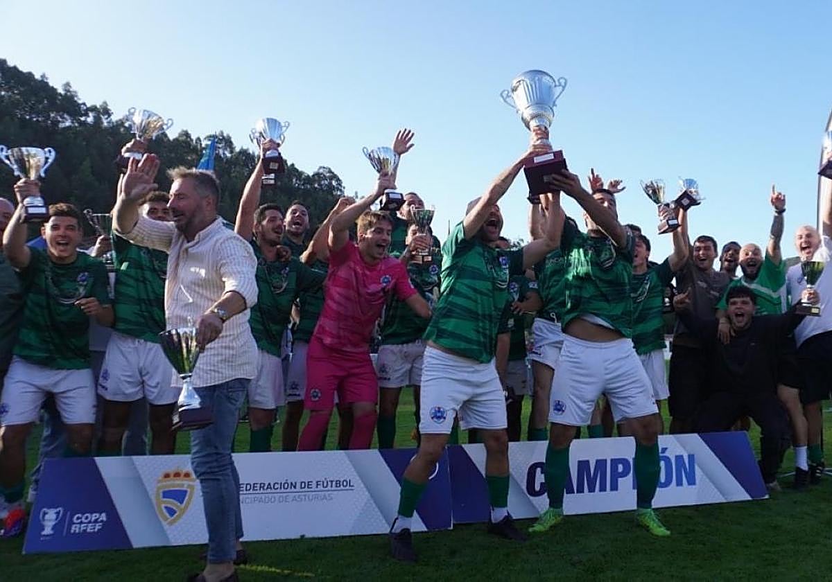 Campeones. Los jugadores del Puerto Vega, con Javi Prendes a la izquierda, celebran su victoria en la I Copa Asturfútbol. e. C.