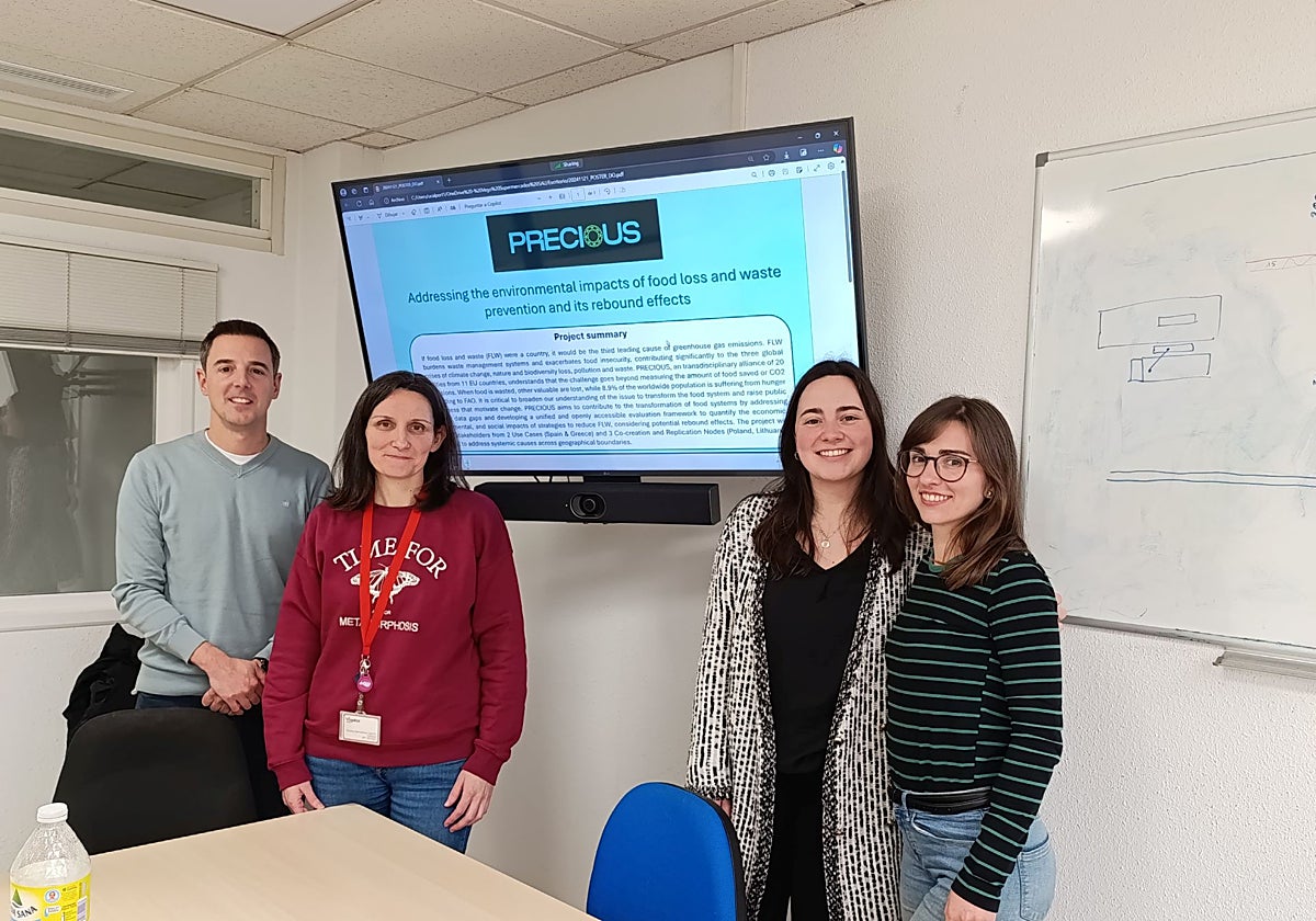Armando Menéndez (Asincar), Susana Barrachina (Vegalsa-Eroski), Inés Vázquez y Cristina Viera (Asincar) en la visita de los responsables del proyecto Precious.