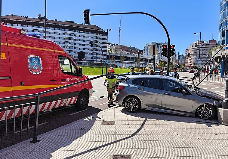 El coche, sobre la acera.