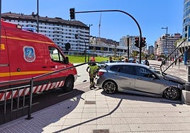 El coche, sobre la acera.