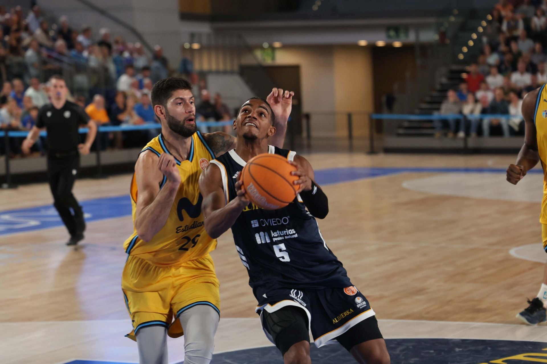 El Alimerka Oviedo Baloncesto debuta con derrota en el Palacio de los Deportes