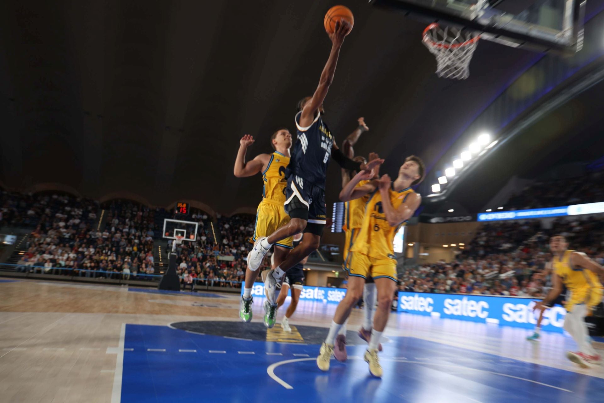 El Alimerka Oviedo Baloncesto debuta con derrota en el Palacio de los Deportes