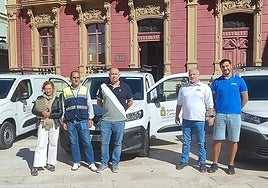 La arquitecta técnica municipal, Covadonga Fernández; el encargado de Obras, Gabino González; el concejal de Obras, Juan Pola; y dos representantes de la empresa suministradora de los vehículos.