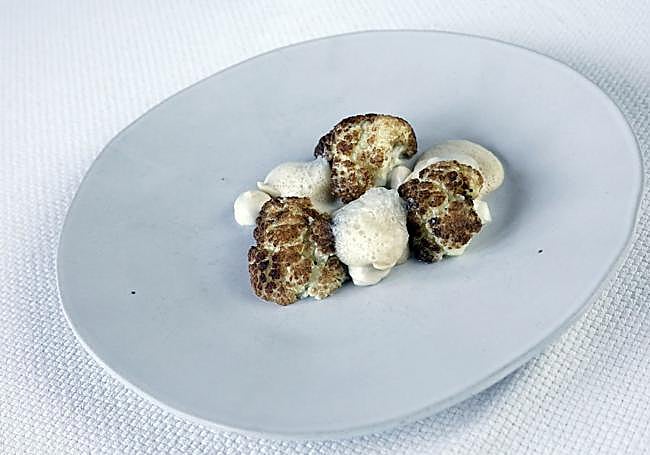 Coliflor asada en mantequilla avellana, emulsión de levadura y aire de mantequilla avellana, de Alenda (Castiello de Selorio)