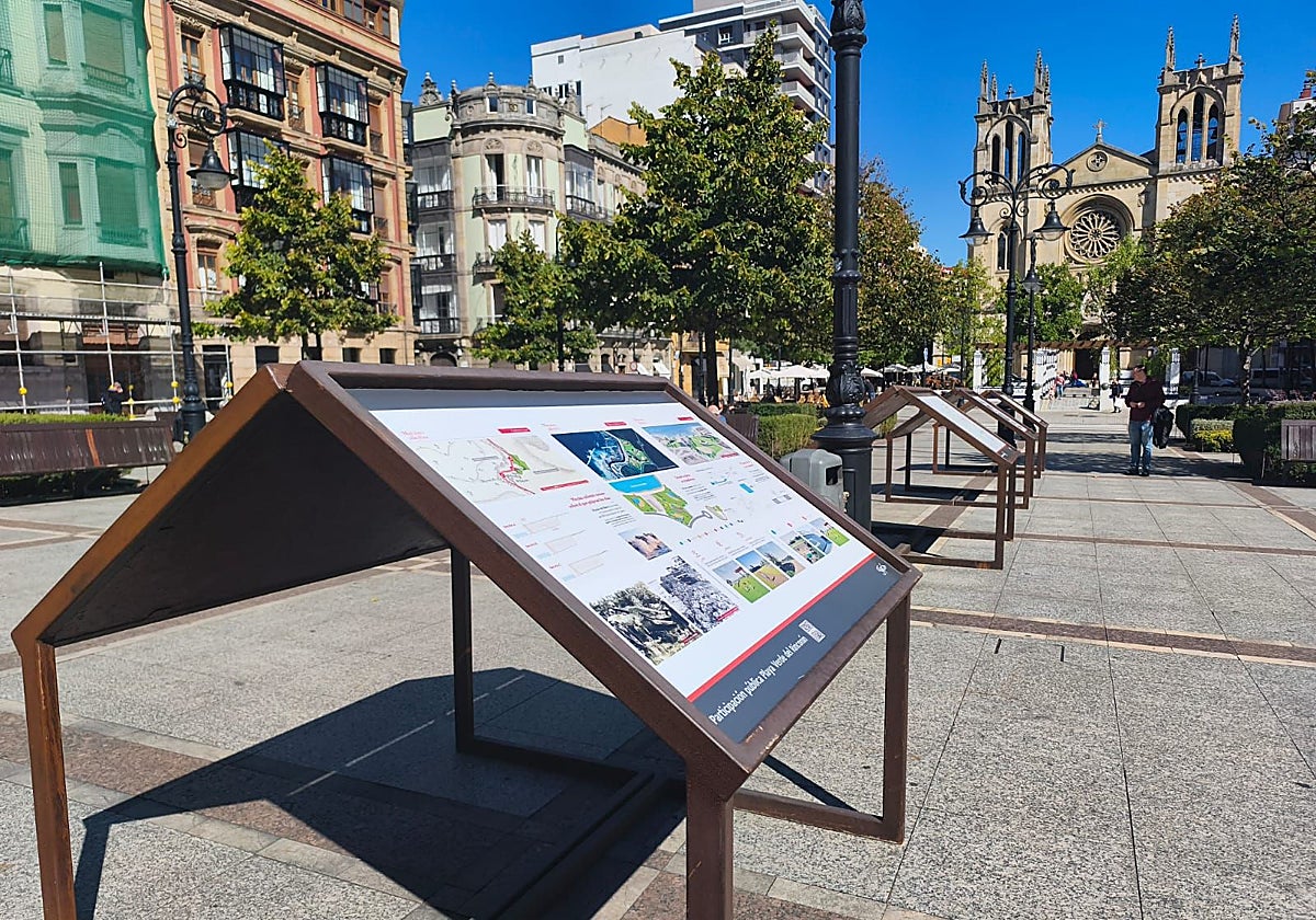 Las propuestas admitidas a concurso, en la exposición instalada ayer en el paseo de Begoña.