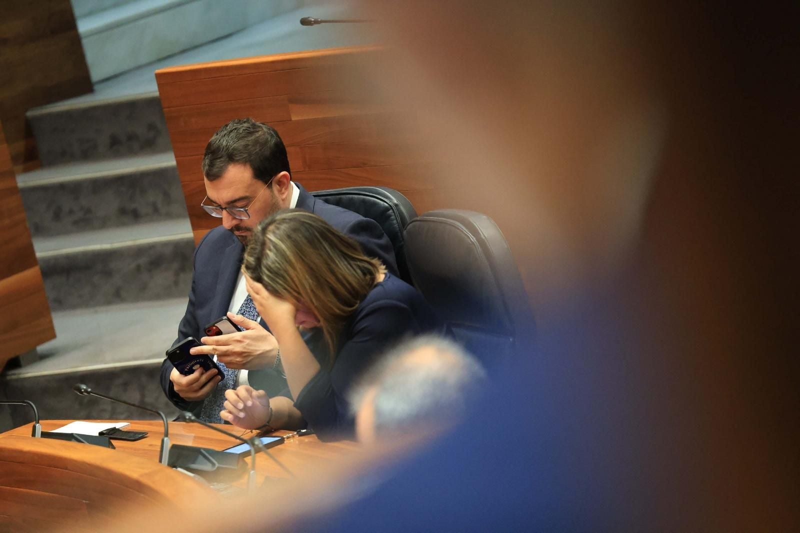 El presidente del Principado, Adrián Barbón y la vicepresidenta, Gimena Llamedo, durante la última sesión del debate del estado de la región.