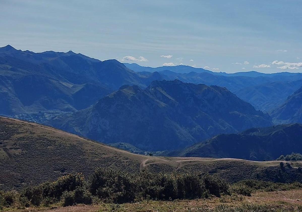 Imagen principal - Una de las mejores cosas deesta ruta es que avanza por senderos bien marcados y que la ascensión a las cumbres se hace por pradería, sin complicaciones ni pasos técnicos. 