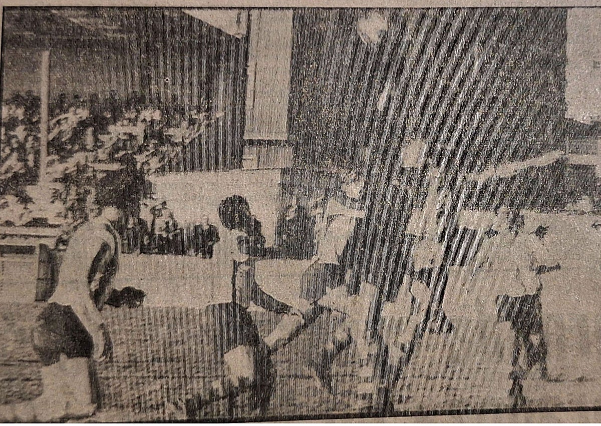 Imagen secundaria 1 - Crónica de Romero en LA VOZ DE AVILÉS del duelo entre ambos equipos el 9 de enero de 1972, foto del partido y clasificación del grupo de Tercera División.