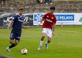 Somolinos trata de progresar con el balón ante la presión del visitante Marru.