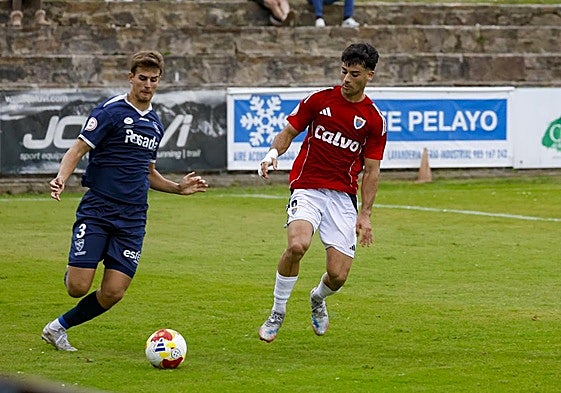 Somolinos trata de progresar con el balón ante la presión del visitante Marru.
