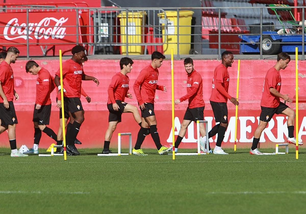 Trabajo.Los jugadores rojiblancos, durante la última sesión de trabajo antes del partido con el Albacete.
