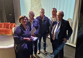 En el centro, Belarmino Fernánde, Marcelino Marcos, José Luis Trabanco, durante la celebración de los 25 años del grupo.