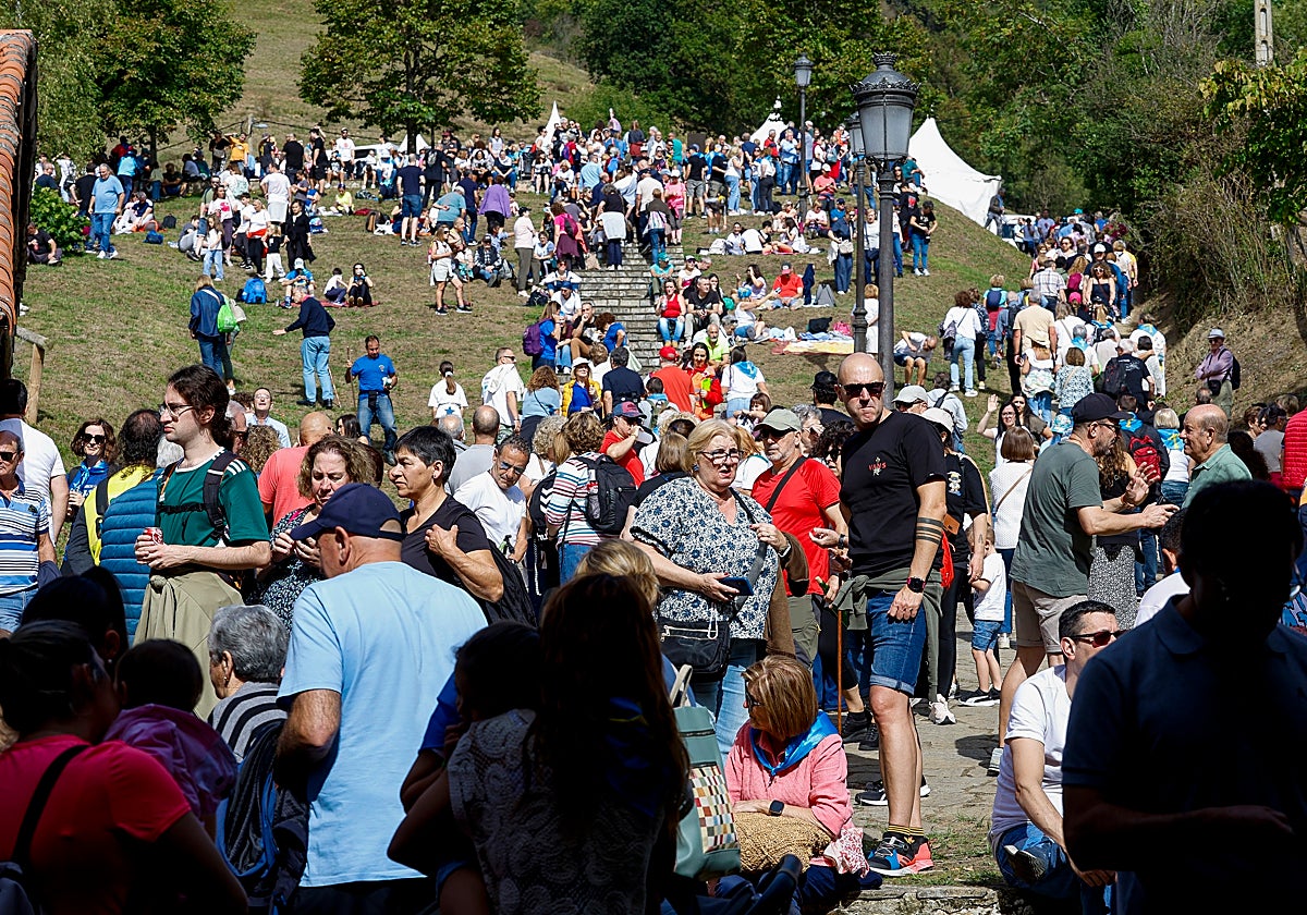 Los romeros disfrutando de la romería otoñal de los santos sanadores mierenses