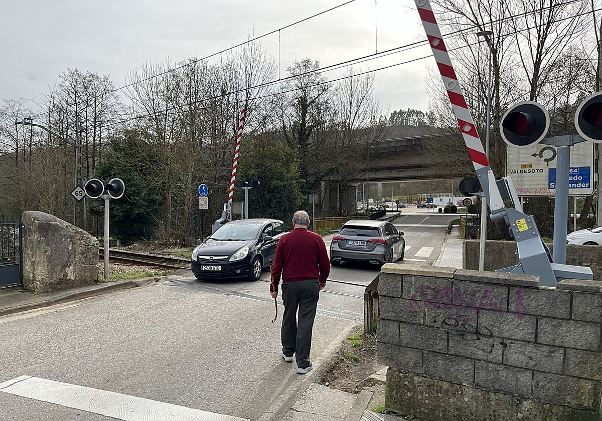 Paso a nivel de El Bayu, que será eliminado y donde se construirá un bulevar.