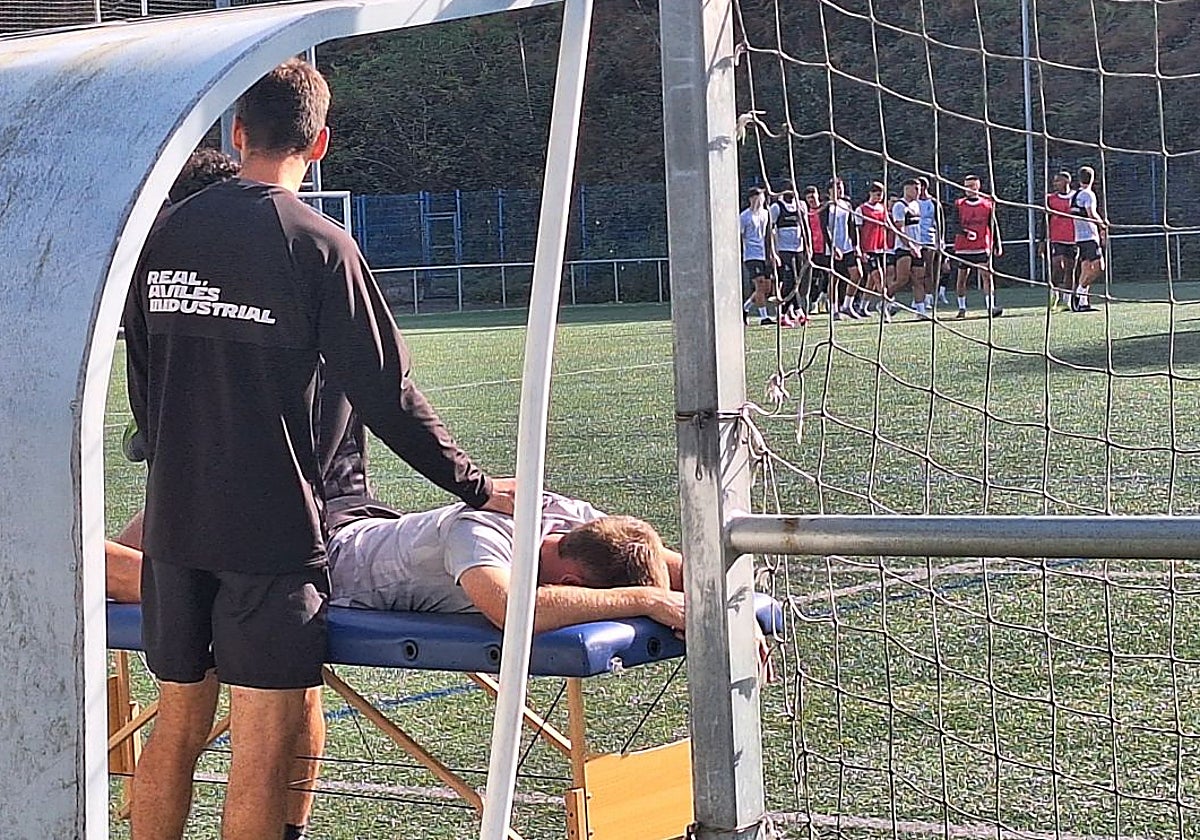 Cayarga, sobre la camilla tras caer lesionado en el entrenamiento del sábado en La Toba 3.