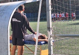 Cayarga, sobre la camilla tras caer lesionado en el entrenamiento del sábado en La Toba 3.