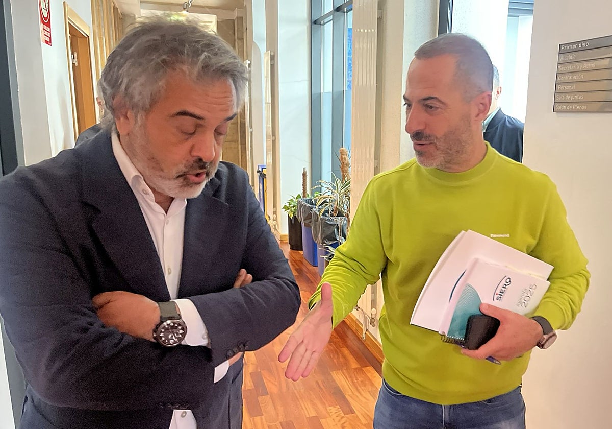 El portavoz del PP, Juan Luis Berros, niega el saludo al alcalde, Ángel García, 'Cepo', el pasado miércoles.