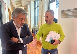 El portavoz del PP, Juan Luis Berros, niega el saludo al alcalde, Ángel García, 'Cepo', el pasado miércoles.