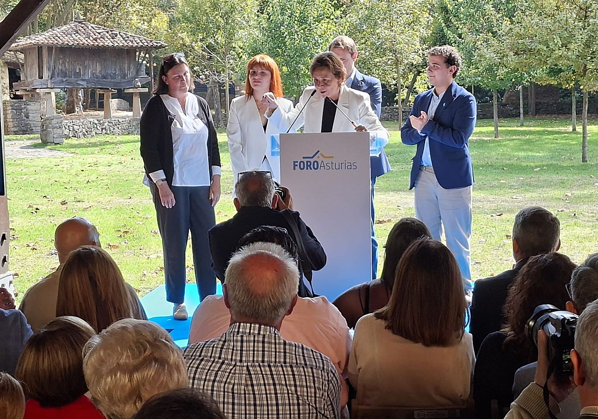 Carmen Moriyón, acompañada por Pumares, al término del acto político celebrado en Gijón este sábado.