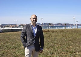 Jesús Martínez Salvador, en los terrenos municipales que albergarán la futura playa verde de El Rinconín y cuyo diseño es objeto de concurso estos días.