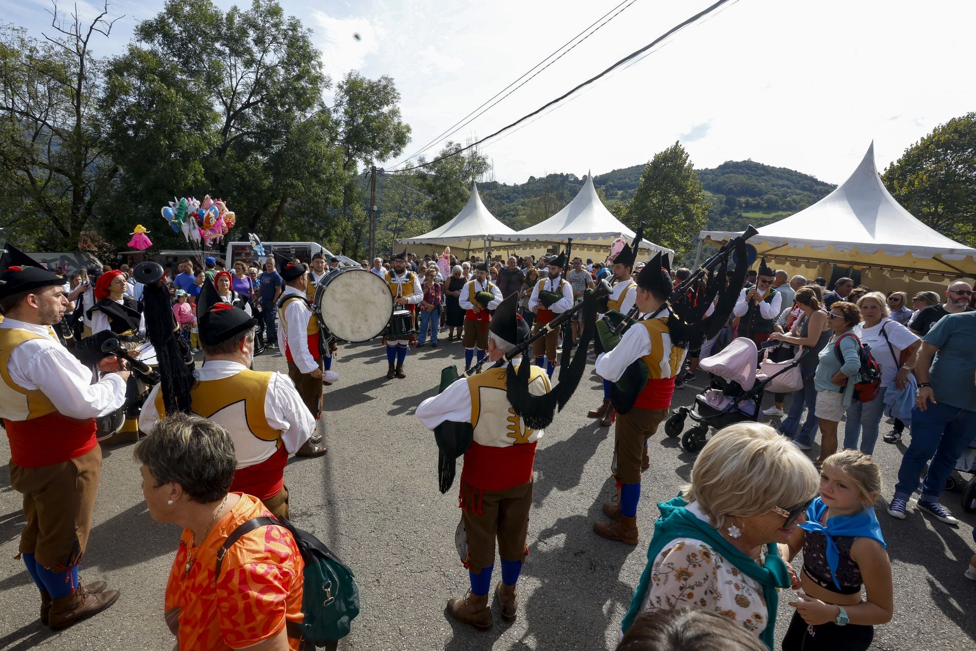 Los Mártires de Valdecuna llenan Mieres de tradición y celebración