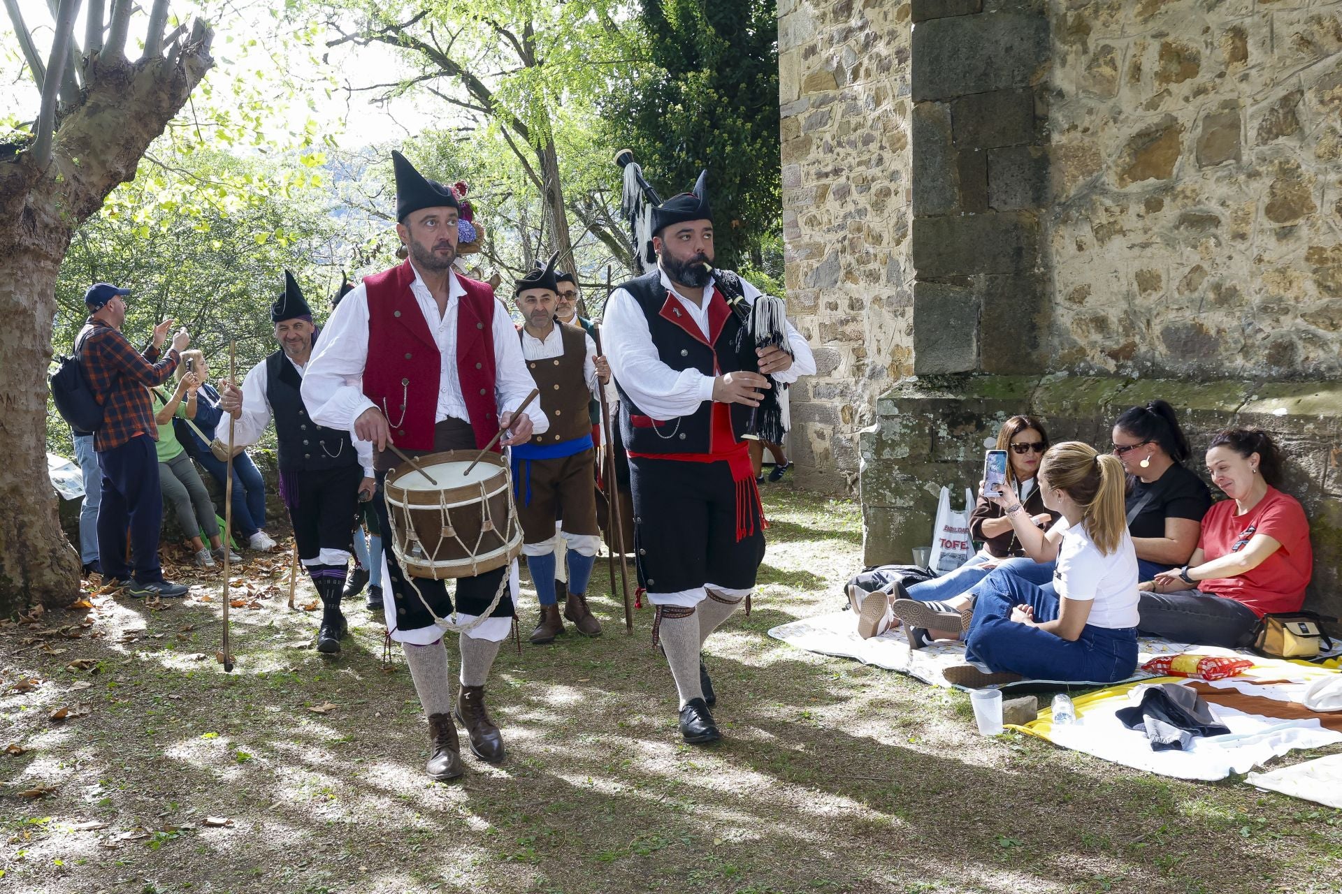 Los Mártires de Valdecuna llenan Mieres de tradición y celebración