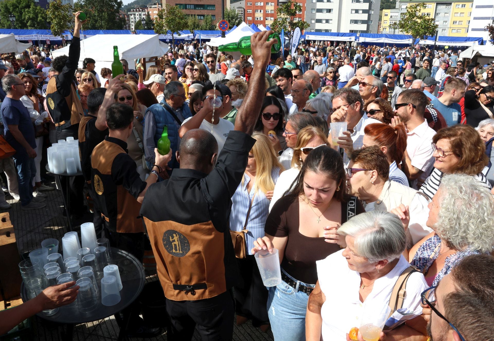 Así fue la exitosa inauguración del nuevo mercadillo de Oviedo con 74 puestos