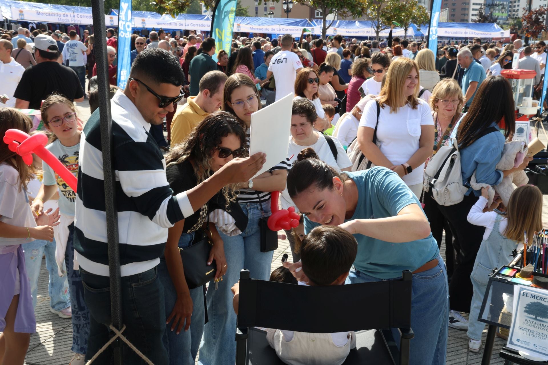 Así fue la exitosa inauguración del nuevo mercadillo de Oviedo con 74 puestos