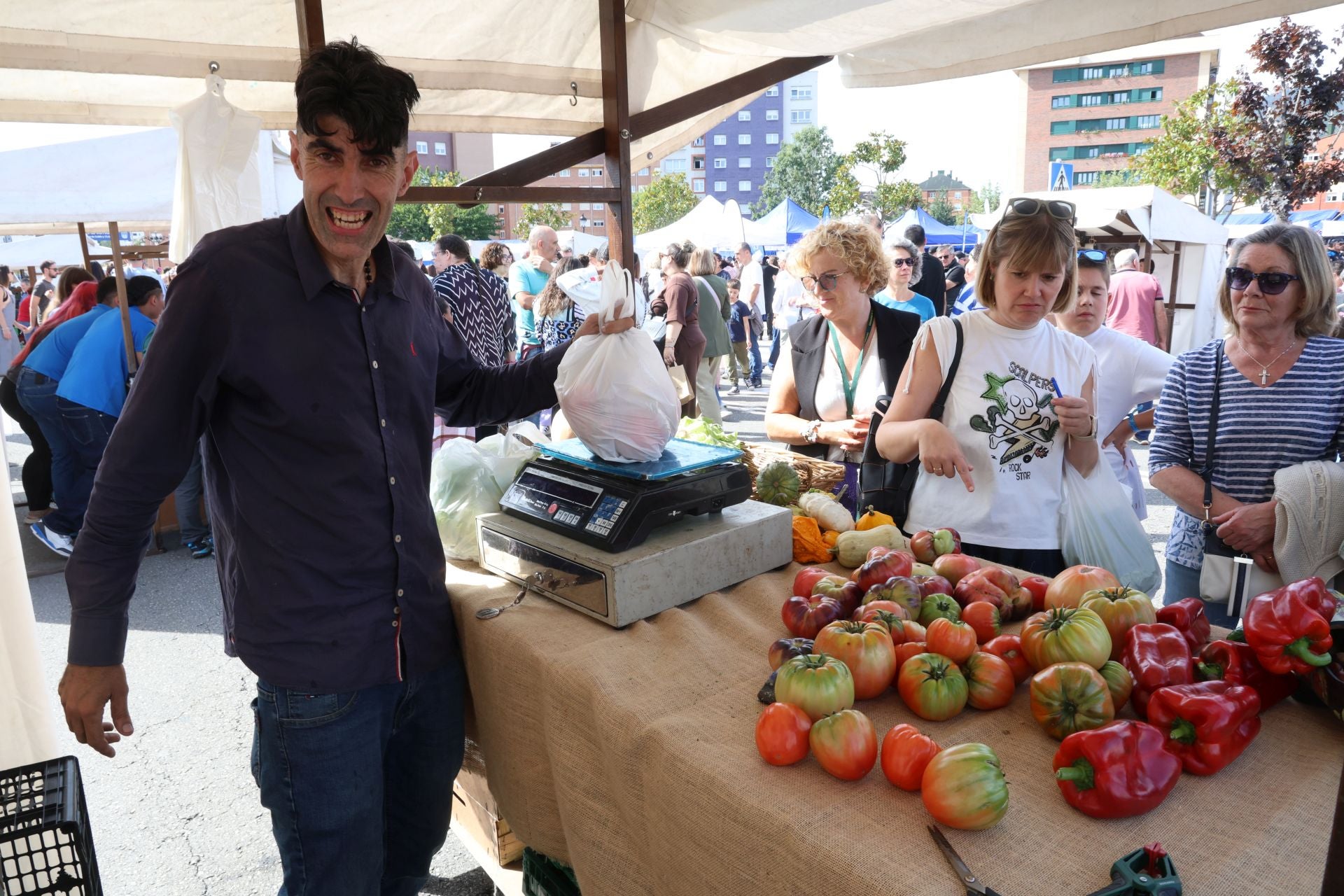 Así fue la exitosa inauguración del nuevo mercadillo de Oviedo con 74 puestos