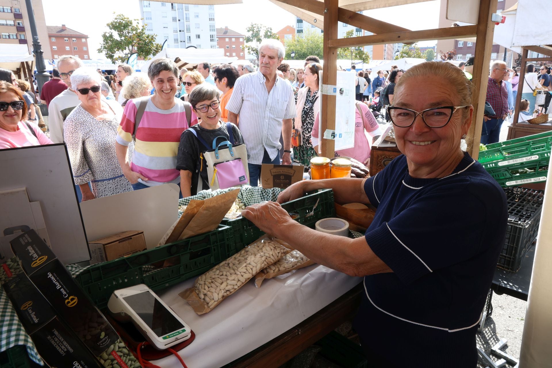 Así fue la exitosa inauguración del nuevo mercadillo de Oviedo con 74 puestos