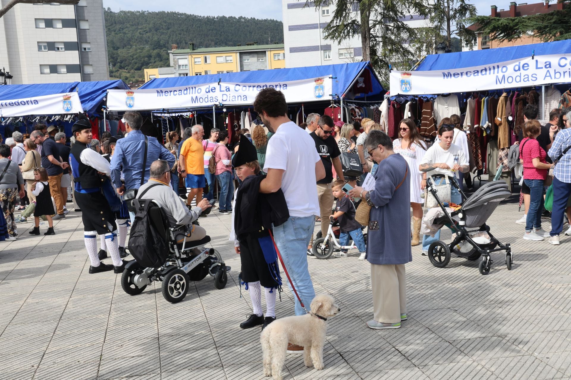 Así fue la exitosa inauguración del nuevo mercadillo de Oviedo con 74 puestos