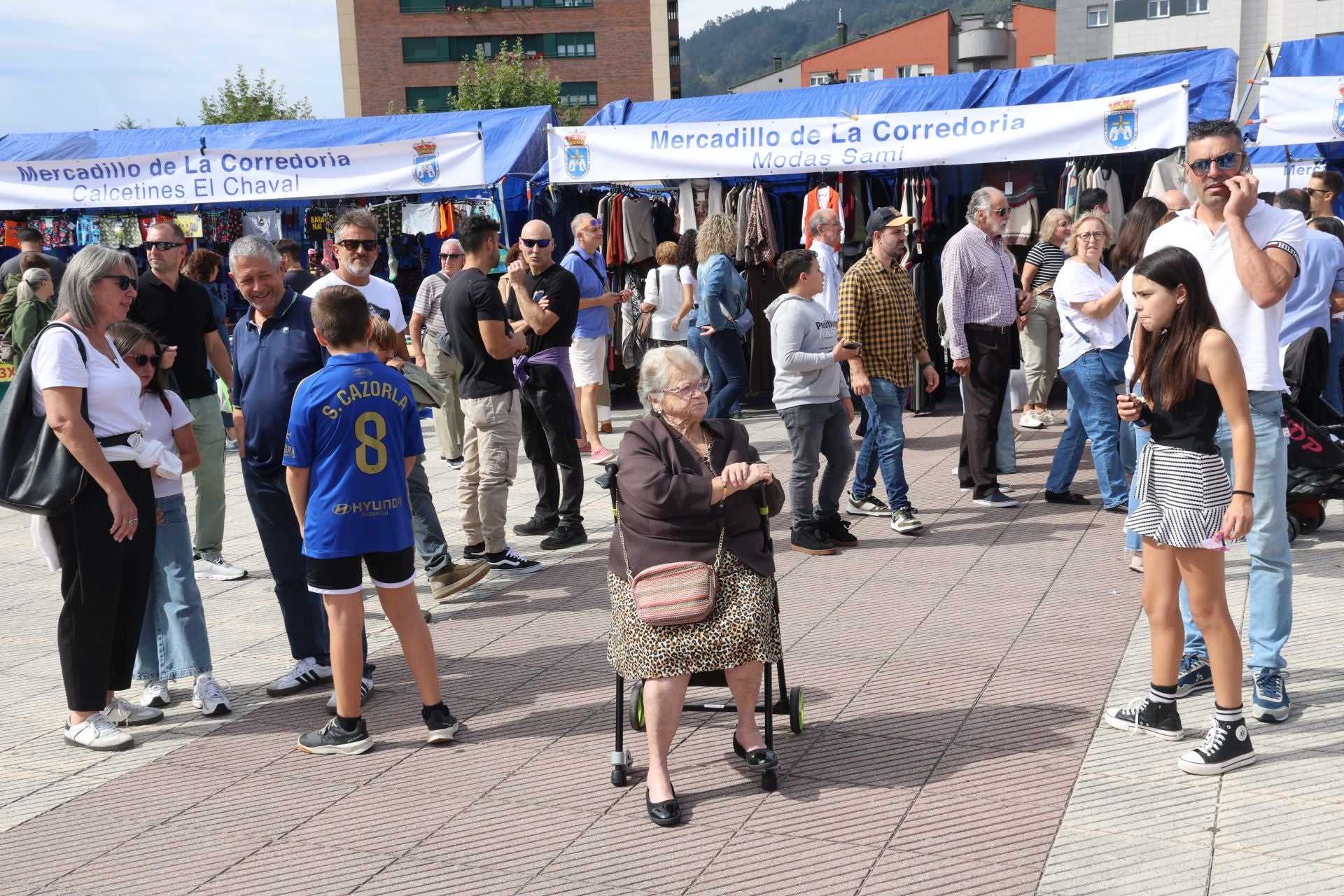 Así fue la exitosa inauguración del nuevo mercadillo de Oviedo con 74 puestos