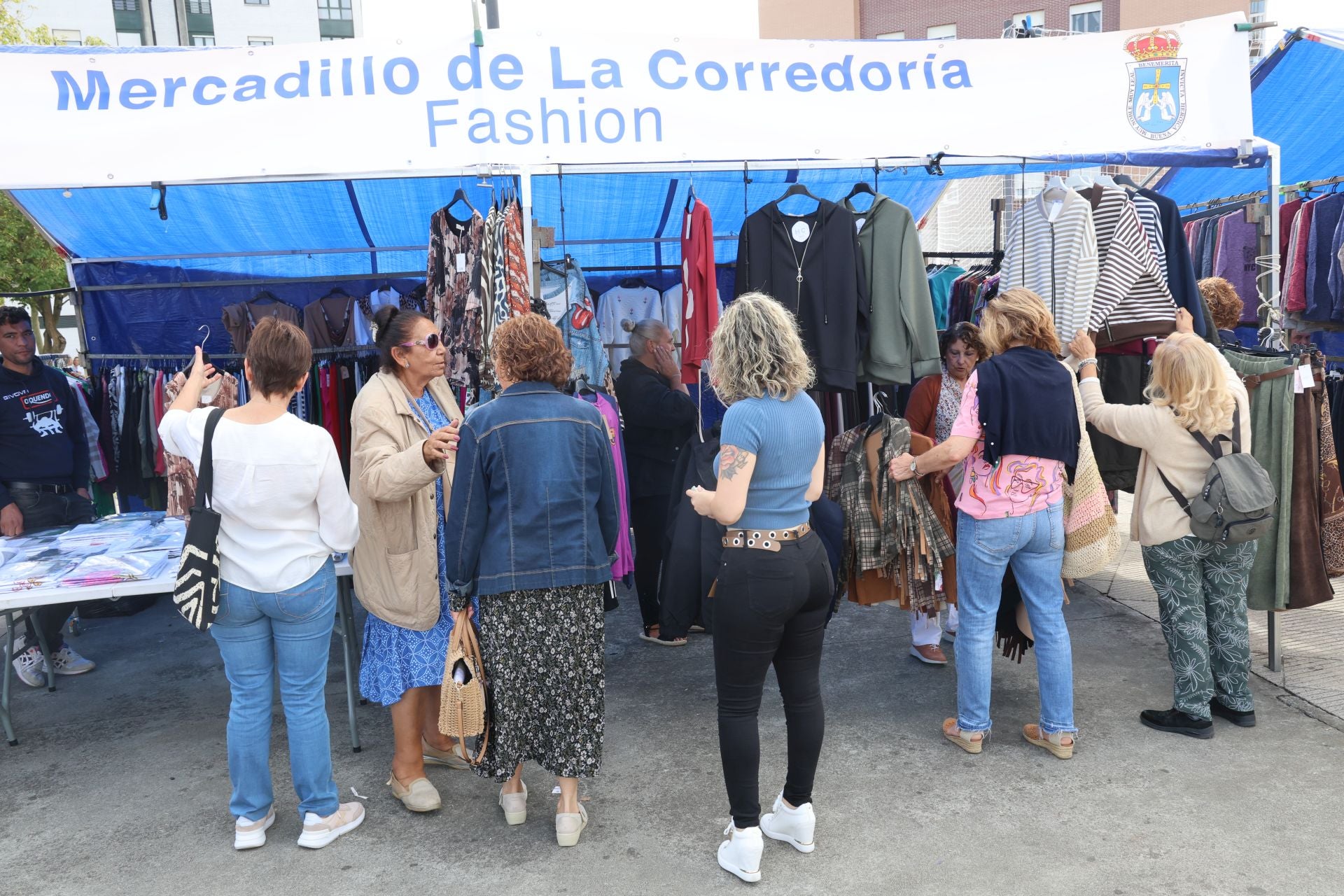 Así fue la exitosa inauguración del nuevo mercadillo de Oviedo con 74 puestos