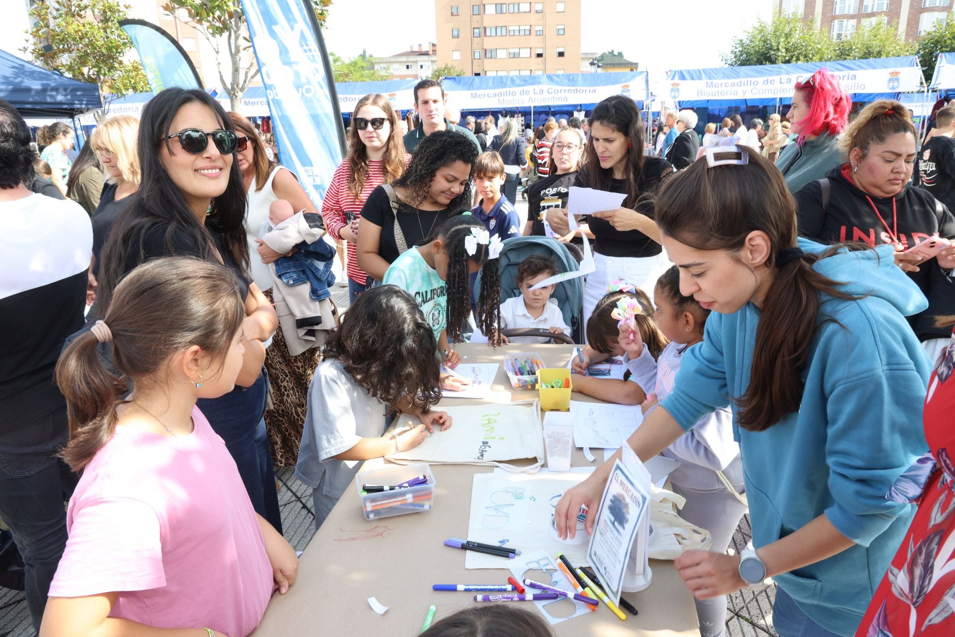 Así fue la exitosa inauguración del nuevo mercadillo de Oviedo con 74 puestos