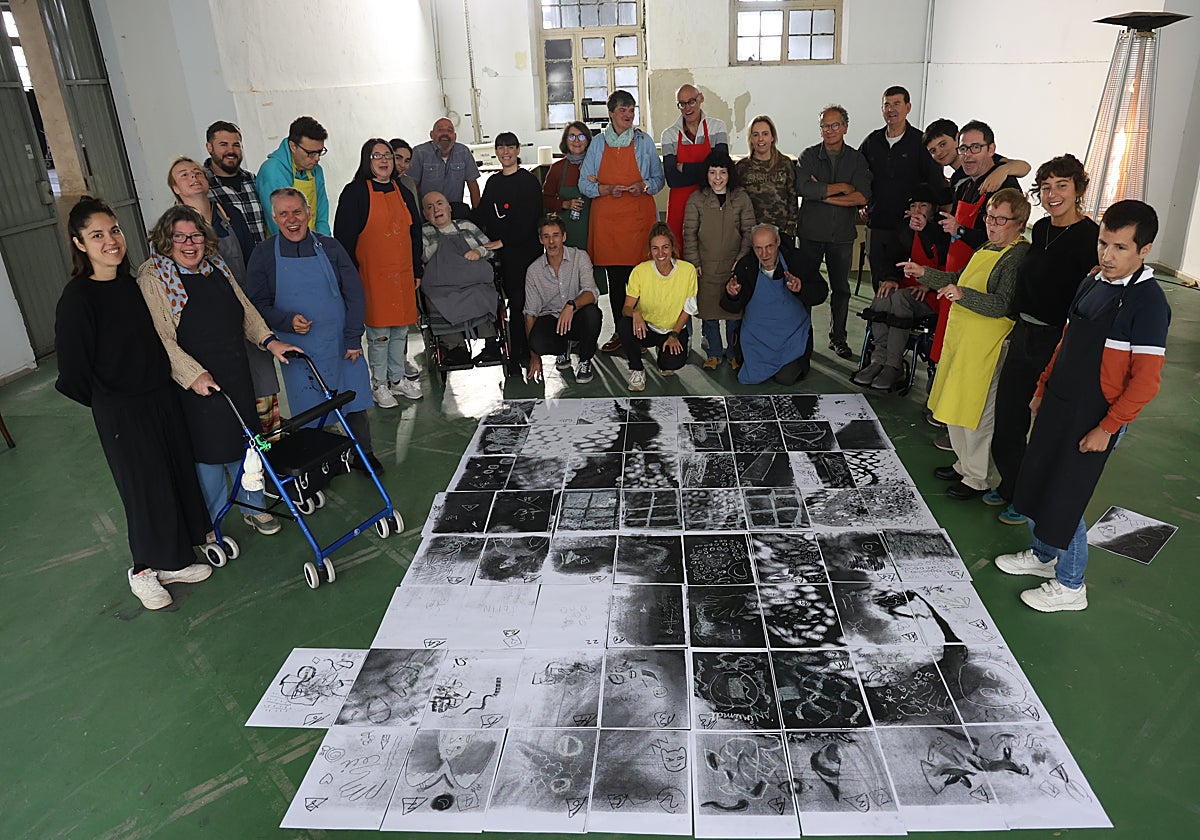 Los miembros del Colectivo Berde, mientras trabajaban en su proyecto artístico.