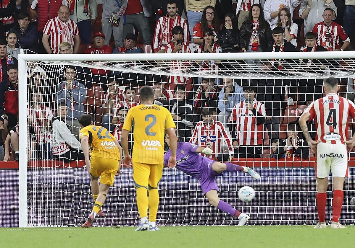 El visitante Morci, desde el punto de penalti, engaña al meta Yáñez y certifica una dolorosa derrota del Sporting.