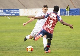 Pesquera trata de llevarse el balón ante el local Prince.